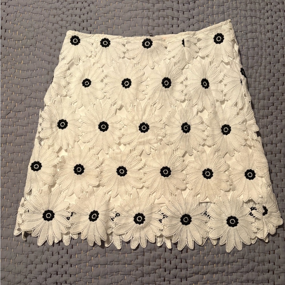 Like New Francesca’s White Floral Daisy Mini Skirt Mi Ami Medium Scalloped Lace